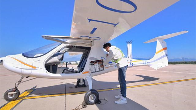 Aeronave elétrica faz voo perto do trecho de Badaling da Grande Muralha em BeijingUma aeronave elétrica de dois lugares concluiu seu voo inaugural na segunda-feira (23) no Aeroporto de Badaling perto da Grande Muralha, no distrito de Yanqing, noroeste de Beijing. 